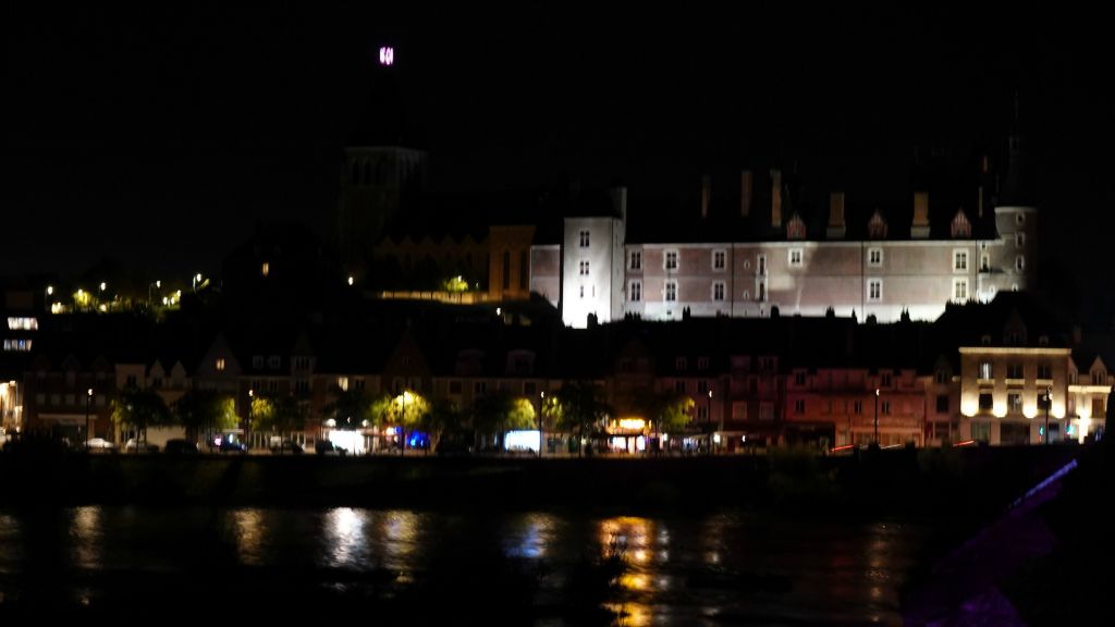 L'église et le château illuminés